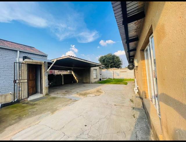 12 BEDROOM HOUSE FOR SALE IN BOKSBURG NORTH